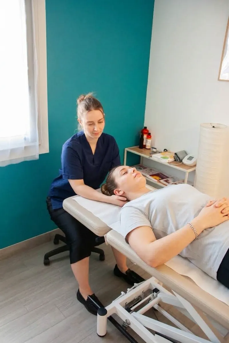 Séance d'ostéopathie cervicale au cabinet de Meudon